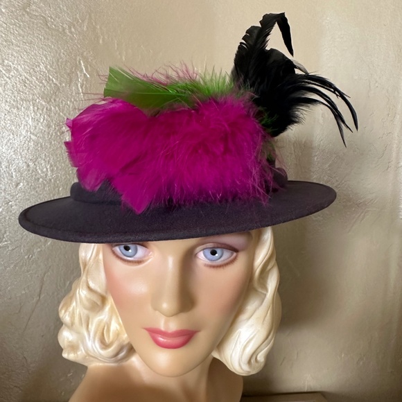 GRACEFUL DRK. COBALT BLUE FELT DESIGNER VINTAGE FEDORA + MULTICOLRED FEATHERS - Picture 2 of 13